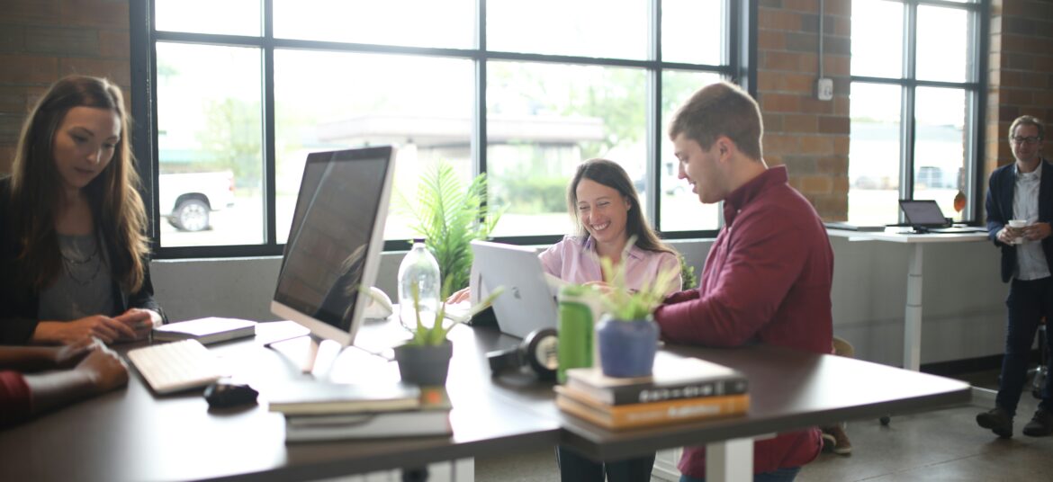 HR-Team im Büro bei der Planung einer Recruitment-Strategie – Fokus auf Employer Branding, RaaS, externes Recruitin, durch effektives HR-Marketing zur Personalgewinnung.
