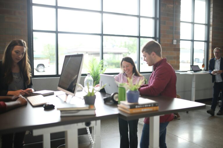 HR-Team im Büro bei der Planung einer Recruitment-Strategie – Fokus auf Employer Branding, RaaS, externes Recruitin, durch effektives HR-Marketing zur Personalgewinnung.