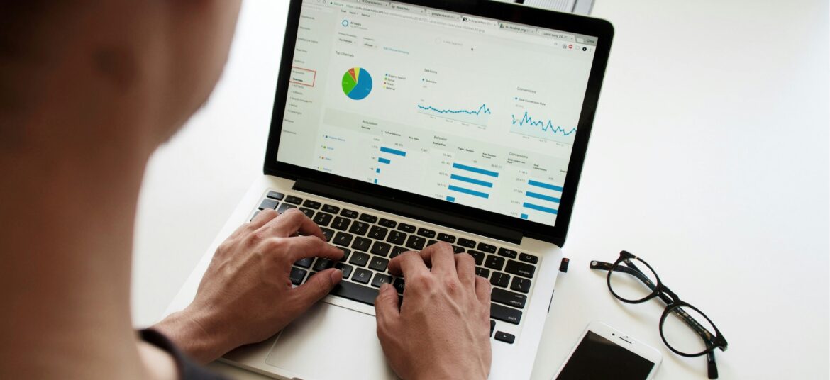 Person analysiert HR-Daten auf einem Laptop – Symbol für datenbasierte Recruiting-Strategien, durch Recruiting-Analytics und HR-Datenanalyse im Recruiting-Prozess.
